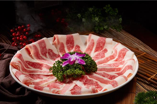 鼎王推平日內用達5000元就免費招待「五花去骨鮮肥牛」。（鼎王餐飲集團提供／朱世凱台北傳真）