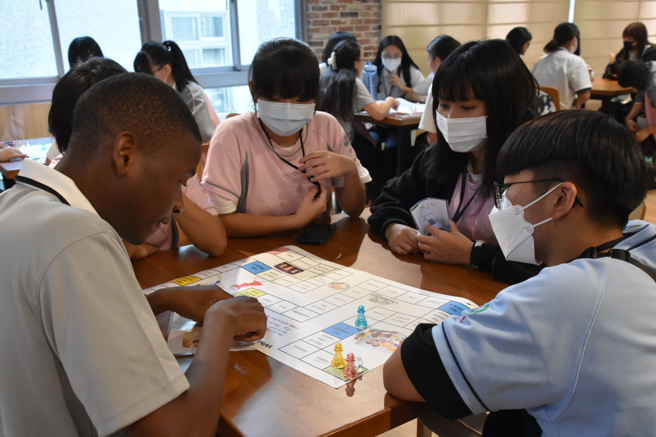 英文程度较好的外籍学生，不再是强化口语沟通，而是让他们主动为高中生上一堂英文课。(照片/慈济科大提供)