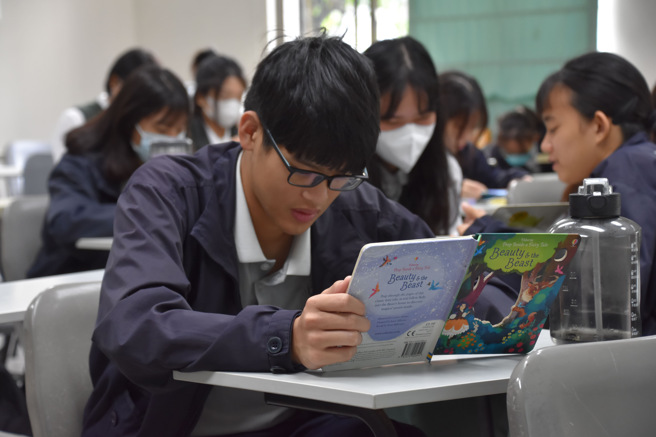 像是绘本、画图、桌游等，「边学边玩」的模式，学生更愿意买单。(照片/慈济科大提供)