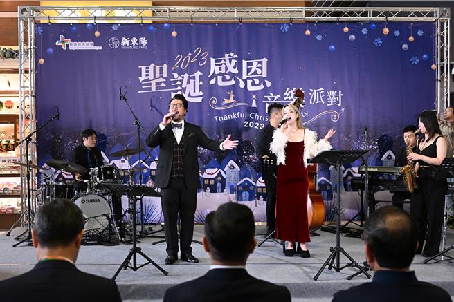 睽违四年，新东阳于11日在桃园国际机场第一航厦北侧3楼出发大厅举办「耶诞感恩音乐派对」，邀请专业的表演团队带领旅客们进入圣诞爵士乐的氛围，搭配热闹氛围搭配圣诞布置，让旅客在美妙的爵士音乐提前欢度圣诞佳节。（陈麒全摄）