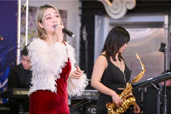 睽违四年，新东阳于11日在桃园国际机场第一航厦北侧3楼出发大厅举办「耶诞感恩音乐派对」，邀请专业的表演团队带领旅客们进入圣诞爵士乐的氛围，搭配热闹氛围搭配圣诞布置，让旅客在美妙的爵士音乐提前欢度圣诞佳节。（陈麒全摄）