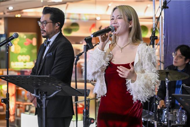 睽违四年，新东阳于11日在桃园国际机场第一航厦北侧3楼出发大厅举办「耶诞感恩音乐派对」，邀请专业的表演团队带领旅客们进入圣诞爵士乐的氛围，搭配热闹氛围搭配圣诞布置，让旅客在美妙的爵士音乐提前欢度圣诞佳节。（陈麒全摄）