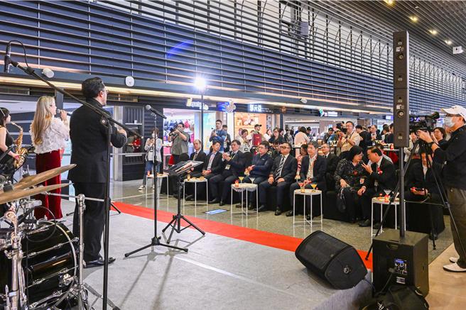 睽违四年，新东阳于11日在桃园国际机场第一航厦北侧3楼出发大厅举办「耶诞感恩音乐派对」，邀请专业的表演团队带领旅客们进入圣诞爵士乐的氛围，搭配热闹氛围搭配圣诞布置，让旅客在美妙的爵士音乐提前欢度圣诞佳节。（陈麒全摄）