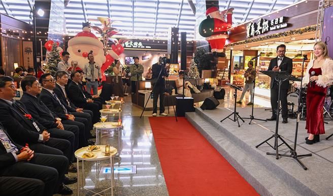 睽违四年，新东阳于11日在桃园国际机场第一航厦北侧3楼出发大厅举办「耶诞感恩音乐派对」，邀请专业的表演团队带领旅客们进入圣诞爵士乐的氛围，搭配热闹氛围搭配圣诞布置，让旅客在美妙的爵士音乐提前欢度圣诞佳节。（陈麒全摄）