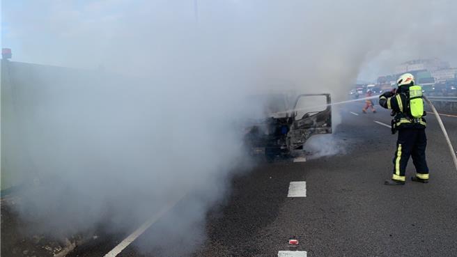 国1南下58.2K火烧车驾驶及时逃生。(桃市消防局提供／吕筱蝉桃园传真)