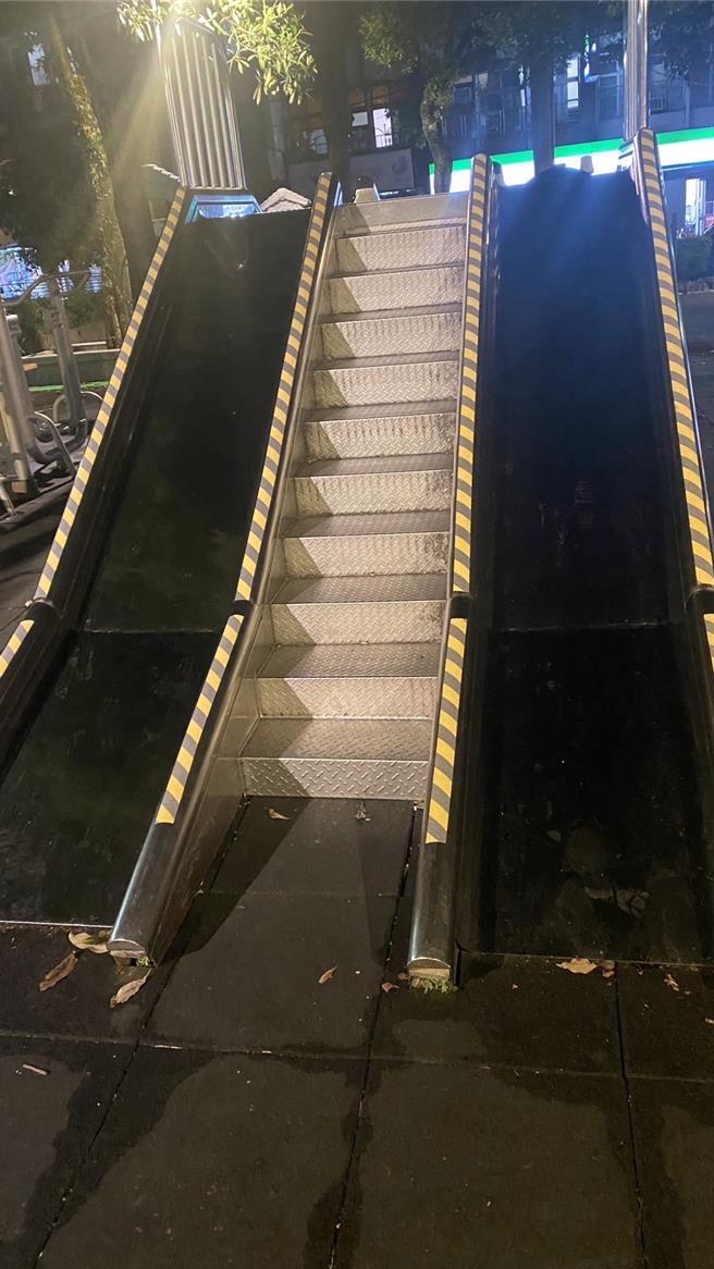 基隆市永平公園滑梯在事發前，原本應該貼在樓梯處的防滑貼條，竟貼滿扶手，導致玩耍的孩童擦傷。（基隆市政府提供／張志康基隆傳真）