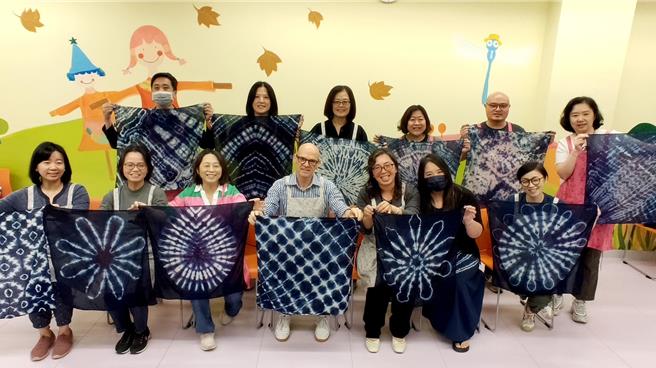 澳洲辦事處至臺灣客家文化館體驗藍染，成品大合照。（客發中心提供／李京昇苗栗傳真）