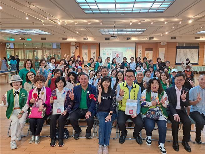 台中女中慶祝創校104周年，結合暨南大學「文化列車」及女中師長、校友的藝術創作，在校園推出「綠苑人文美展」，自12月9日展出至12月15日。（台中女中提供／陳淑芬台中傳真）