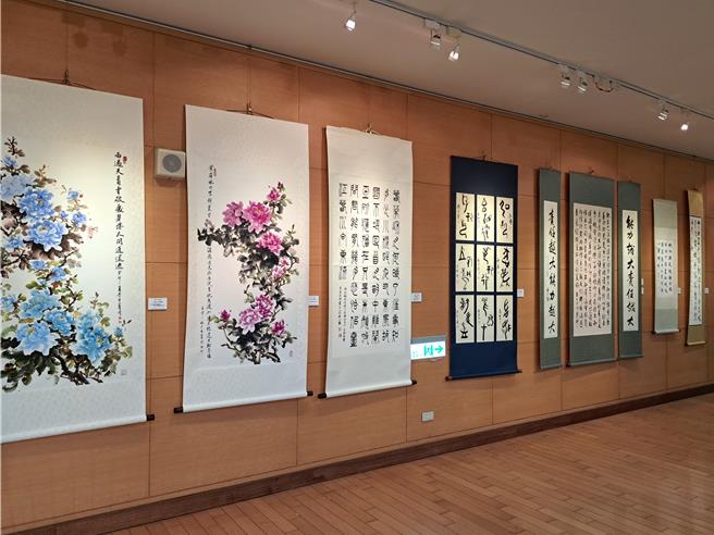 台中女中慶祝創校104周年，結合暨南大學「文化列車」及女中師長、校友的藝術創作，在校園推出「綠苑人文美展」，自12月9日展出至12月15日。（台中女中提供／陳淑芬台中傳真）