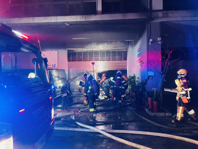 五名男子跑到直播公司放煙火，沒想到引發火警。（消防局提供）