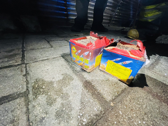 五名男子跑到直播公司放煙火，沒想到引發火警。（消防局提供）