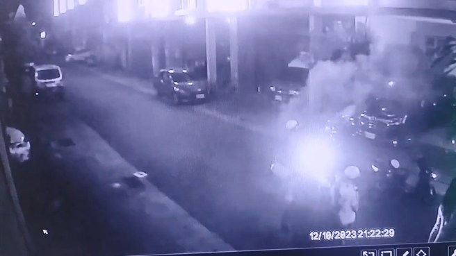 屁孩在直播公司門口放煙火，沒想到引發火勢。（翻攝畫面）