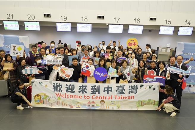 大韓航空仁川飛台中10日開航，當晚抵達台中國際機場，大批遊客開心合影。（台中市觀旅局提供／陳淑娥台中傳真）