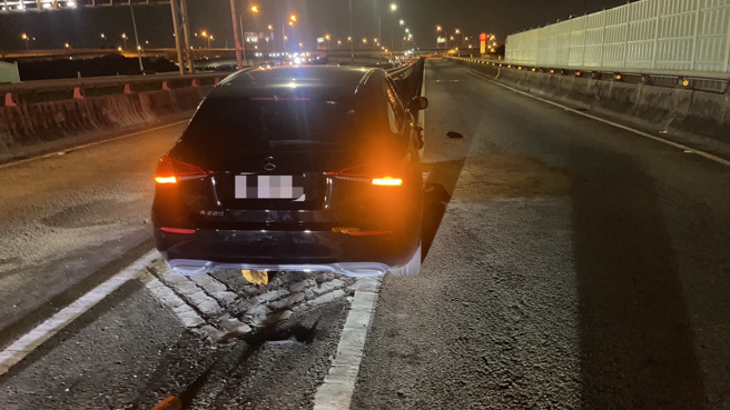 陈男驾驶宾士车，不明原因就撞上护栏。（警方提供）