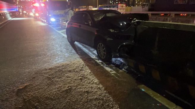 陈男驾驶宾士车，不明原因就撞上护栏。（警方提供）