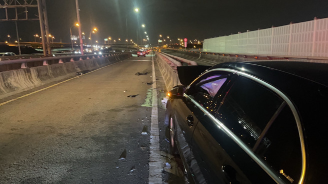 陈男驾驶宾士车，不明原因就撞上护栏。（警方提供）