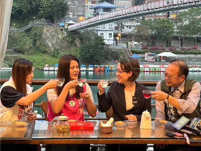 萧美琴品尝当地具有百年歷史的「金成兰饼店」芝麻大饼，并以茶代酒「乾杯」，预祝选战顺利。（高钧麟摄）