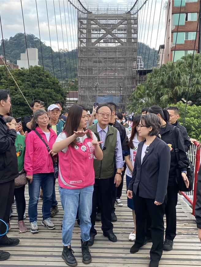 民进党副总统参选人萧美琴今（11）日傍晚来到新北市新店碧潭风景区，替新北市十一选区立委参选人曾柏瑜造势拉票。（高钧麟摄）