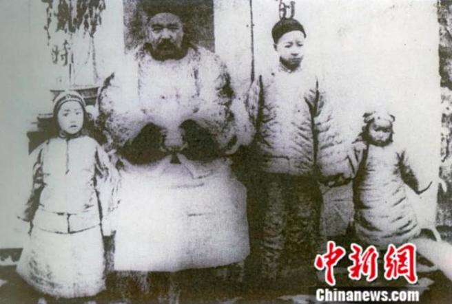 1896年前后，赵元任(左一)与祖父赵执诒拍摄了自己人生的第一张照片。青果巷歷史文化研究院供图