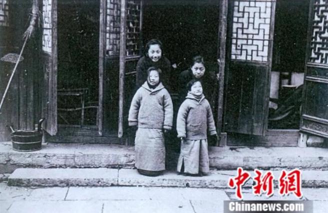 1937年，赵元任第一次带着四个女儿到常州。图为女儿们在故居中合影。青果巷歷史文化研究院供图