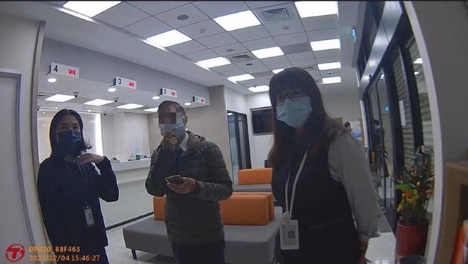警方及银行行员劝说陈翁，告知诈骗手法，他终于打消匯款念头。（新店警分局提供）