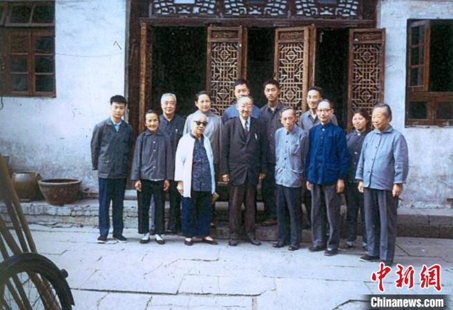 1973年，时隔30多年赵元任(前排中)再次回到故居。青果巷歷史文化研究院 供图