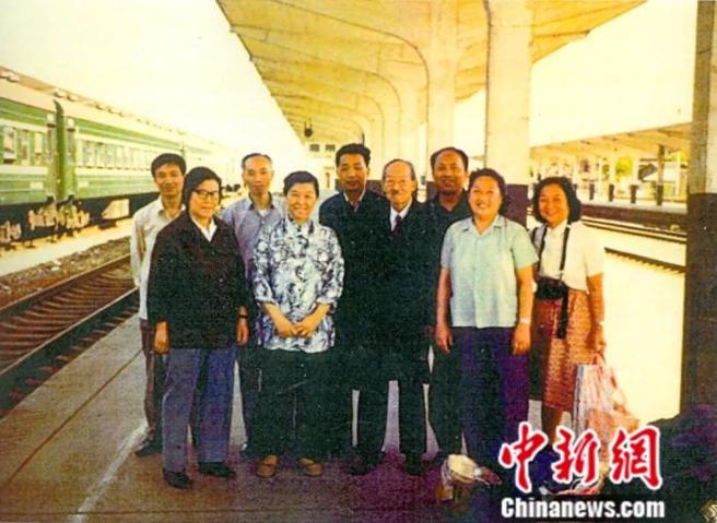 1981年，赵元任（右四）最后一次回到常州。图为一行人在常州火车站合影。青果巷歷史文化研究院 供图