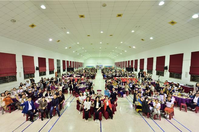 台中市大里區大明高中成立至今將邁入60周年，校方日前晚間舉辦懷舊餐會，邀請600位校友返校相聚，場面溫馨。（大明高中提供／潘虹恩台中傳真）