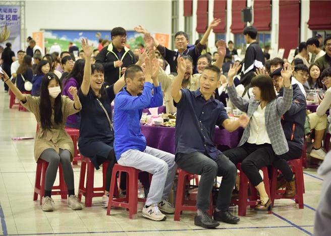 台中市大里區大明高中成立至今將邁入60周年，校方日前晚間舉辦懷舊餐會，邀請600位校友返校相聚，一起回憶就學時的美好時光。（大明高中提供／潘虹恩台中傳真）