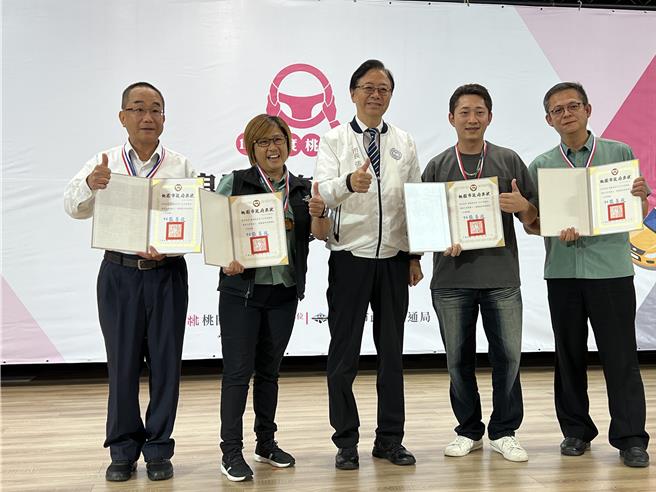 桃園市長張善政11日表揚117位優良駕駛，除頒發6000元獎金，也加碼讓得獎者免費肺癌篩檢。（蔡依珍攝）