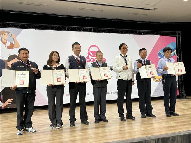 桃園市長張善政11日表揚117位優良駕駛，除頒發6000元獎金，也加碼讓得獎者免費肺癌篩檢。（蔡依珍攝）