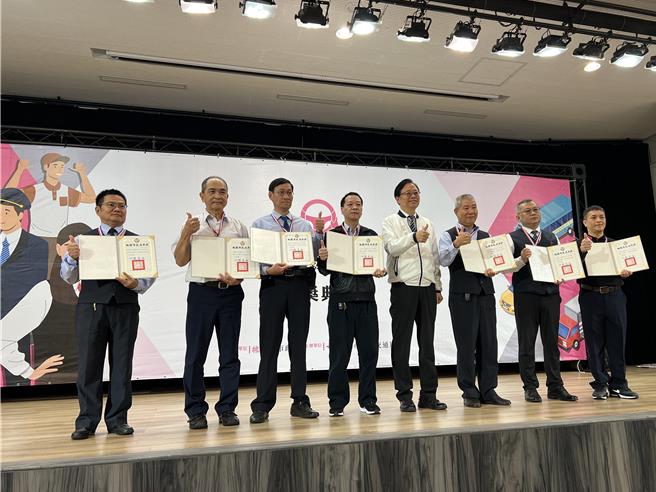 桃園市長張善政11日表揚117位優良駕駛，除頒發6000元獎金，也加碼讓得獎者免費肺癌篩檢。（蔡依珍攝）