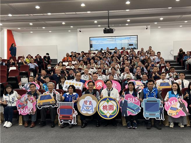 桃園市長張善政11日表揚117位優良駕駛，除頒發6000元獎金，也加碼讓得獎者免費肺癌篩檢。（蔡依珍攝）