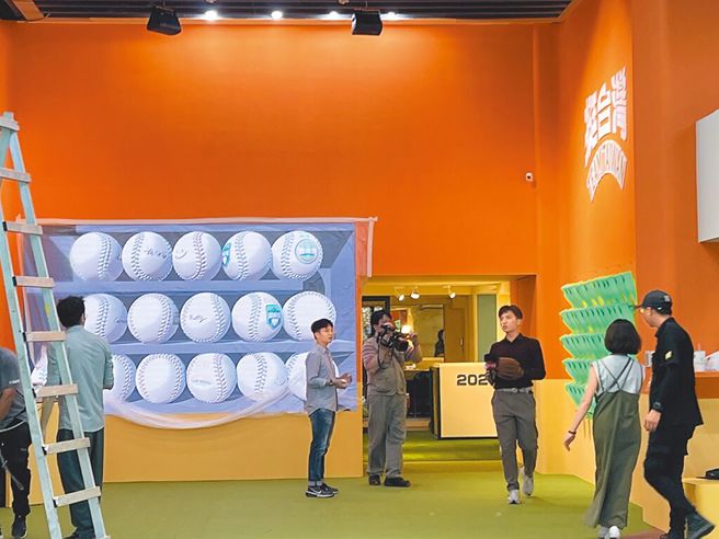 赖清德竞总9月24日开张，以棒球场为视觉形象，橘红、黄色彩色背景前，布置数十颗棒球。（中时资料照／曾薏苹摄）