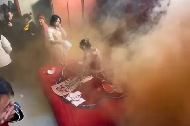 依據婚鬧習俗，伴娘向新郎等人討要紅包拒開門，為此伴郎竟往房內丟2顆煙霧彈。（圖／翻攝微博）