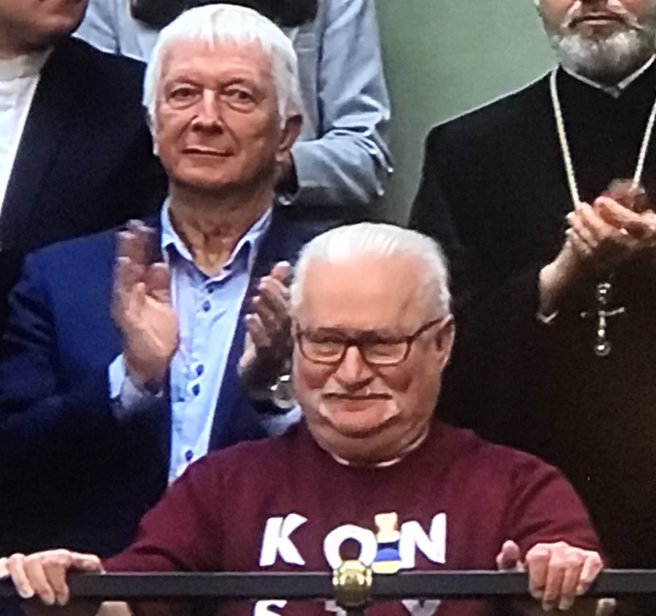 現年80歲，波蘭民主化後的第一總統華勒沙，特別出席國會，表示對圖斯克的支持。(圖/X)