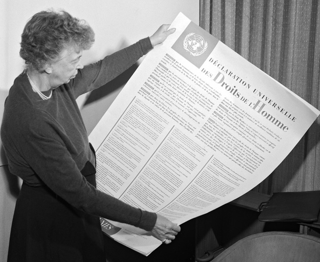 1948年罗斯福夫人拿着《世界人权宣言》的首印文本。(图/UN)