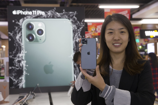 2019年9月上市iPhone 11（圖）至今已4年多，幾乎都還在使用中，甚至連2015年上市的6s，雖然可能有點卡，也還有人在用。(圖／中新社）