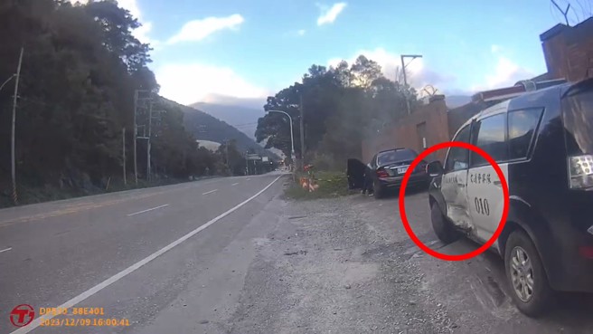 停在路旁邊的警車被賓士車撞到凹損。（翻攝畫面）