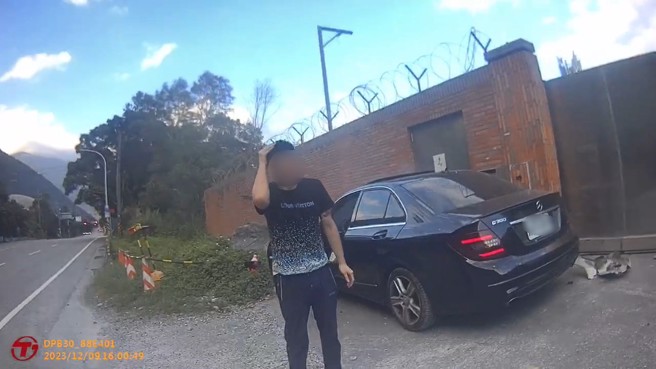 賓士車駕駛下車後向警方表示他開車開到睡著。（翻攝畫面）