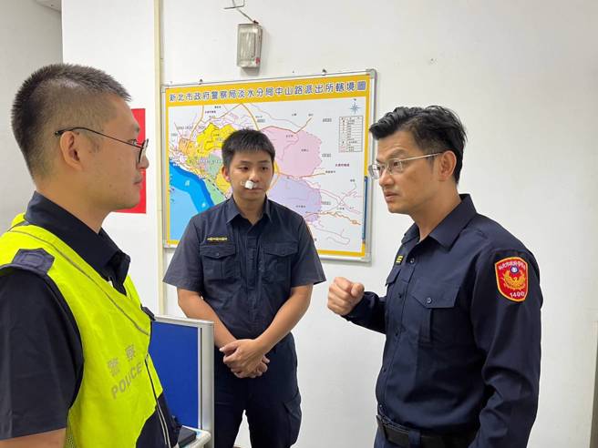中山路所警员王绍懿（中）与新进警员詹益骁（左）缉捕毒品通缉犯遭辣椒水及电击器抵抗受伤。（图 / 淡水警分局提供）