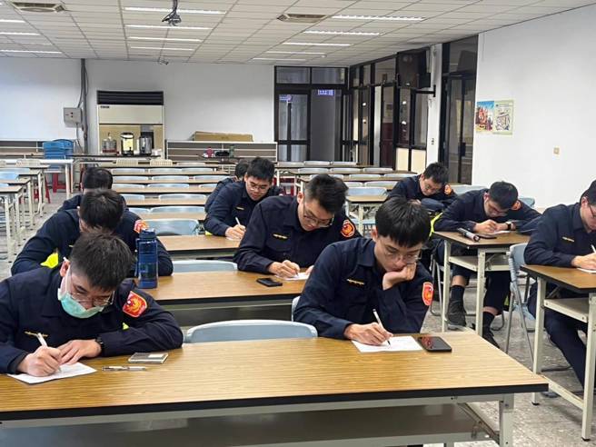 40期新进同仁参加分局办汽机车安全驾驶及刑案笔录及制单讲习。（图 / 淡水警分局提供）