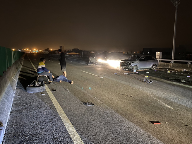 國道4號西向12.9公里處后豐路段發生嚴重事故。（翻攝記者爆料網）