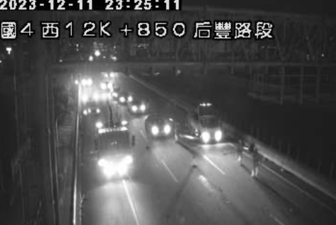 台中市國4西向12.8公里、后豐交流道處，晚間10點多傳出車禍事故。（翻攝畫面）