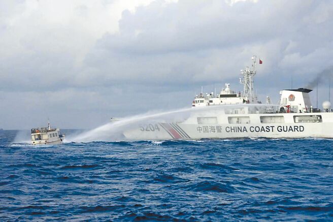 南海衝突不断，大陆海警舰艇10日在南沙仁爱礁海域发射水炮驱离菲律宾船只。（美联社）