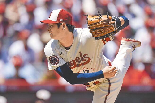 大谷翔平与道奇签下10年220亿元合约，创下MLB史上也是棒球史上最鉅额合约。2018年大谷翔平进入天使队，不管是「投手大谷（见图）」还是「打者翔平」出战成绩频频写下新猷，更荣登2021、2023年美联年度MVP。（美联社）