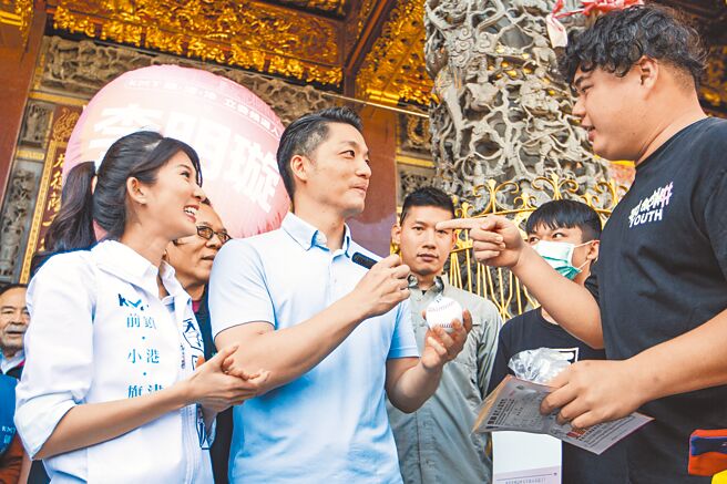 台北市長蔣萬安（中）10日首度南下高雄輔選，第一站就到旗津，替好朋友、國民黨立委參選人李明璇（左）站台，熱情支持者特地拿棒球請蔣萬安簽名。（袁庭堯攝）