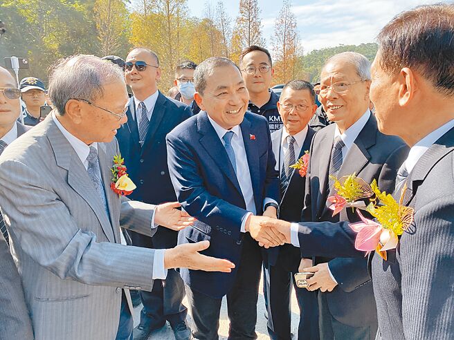 國民黨總統參選人侯友宜（左二）10日出席新竹市安東彌勒山老母殿落成啟用典禮致詞時，要大家不能忘掉忠孝仁愛信義和平，以及孔孟儒家學說、弟子規等根本。（陳育賢攝）