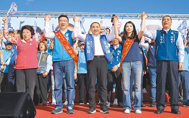 国民党总统参选人侯友宜（中）10日前往新北市中和，出席立委参选人张智伦（左二）竞选总部成立大会，与张的父母、前立委张庆忠（右一）、新北市议员陈锦锭（左一）及夫人彭涵（右二）一同高喊「冻蒜」口号。（黄世麒摄）