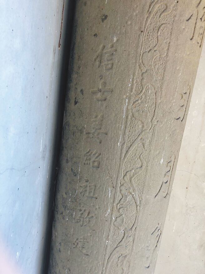 新竹县隆圣宫庙方近日将庙内大殿1对抗日烈士姜绍祖捐献的石楹柱，交给新竹县文化局典藏。（新竹县府提供／邱立雅竹县传真）